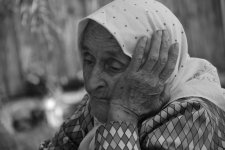 Alte-Frau-nachdenklich-a22244240.jpg